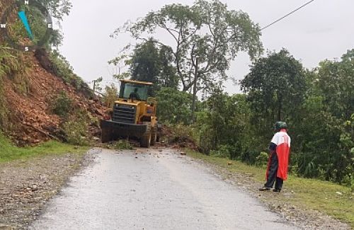 Đơn vị thi công thực hiện thông tuyến tại Km258+350, Quốc lộ 4H, thuộc địa bàn xã Nậm Khao, huyện Mường Tè.